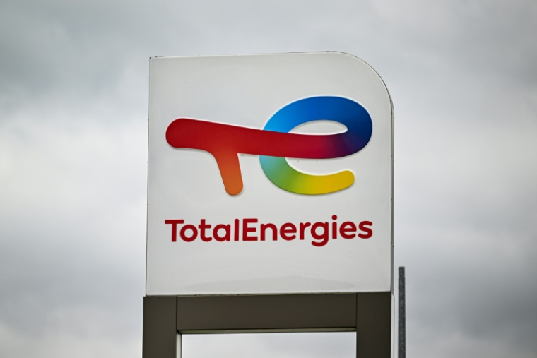 Le logo de Total Energies dans une station-service de Genech (France), le 5 octobre 2022  ( AFP / Sameer Al-DOUMY )