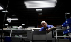 Un ouvrier travaille dans une usine près de Stafford, en Angleterre