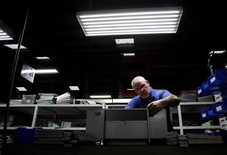 Un ouvrier travaille dans une usine près de Stafford, en Angleterre