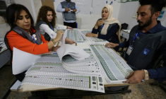 Les responsables électoraux irakiens comptent les bulletins dans un bureau de vote après la fermeture des urnes lors des élections législatives dans l'est de Bagdad, le 11 novembre 2025 ( AFP / AHMAD AL-RUBAYE )