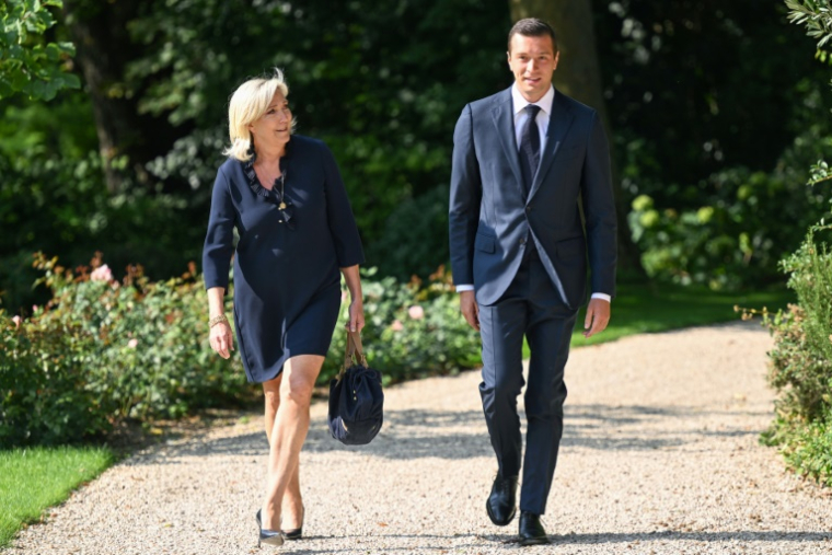 La cheffe des députés du Rassemblement national Marine Le Pen (à gauche) et le président du parti Jordan Bardella, le 26 août 2024 dans les jardins de l'Elysée, à Paris ( AFP / Bertrand GUAY )