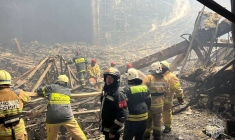 Les services d'urgence russes enlèvent les débris de la salle de concert Crocus City Hall dans la banlieue de Moscou après un attentat