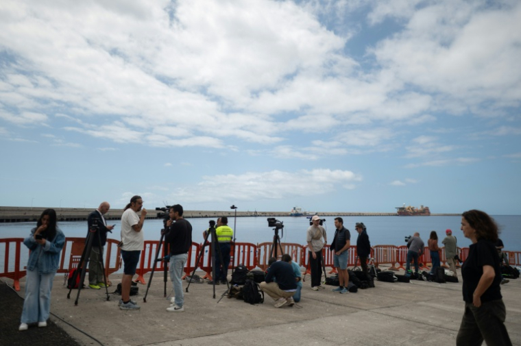 Des médias attendent l'arrivée du bateau de croisière MV Hondius à Tenerife, Espagne, le 9 mai 2026 ( AFP / JORGE GUERRERO )