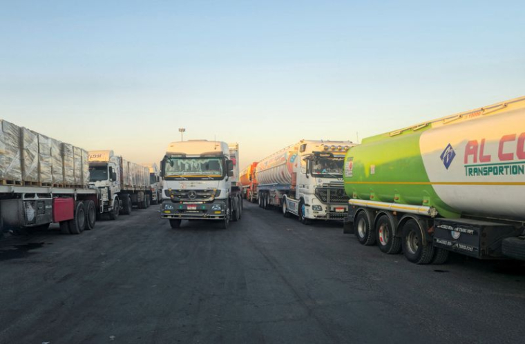 Des camions transportant de l'aide humanitaire font la queue à la frontière de Rafah, du côté égyptien