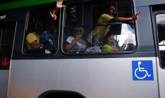 Des partisans de l'ancien président brésilien Jair Bolsonaro quittent l'Académie nationale de la police fédérale