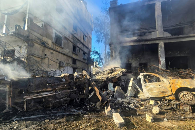 Des bâtiments et des véhicules détruits après une frappe aérienne israélienne sur Tyr, dans le sud du Liban, le 28 mai 2026 ( AFP / KAWNAT HAJU )