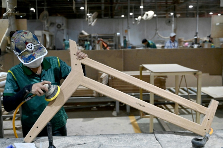 Des ouvriers de l’entreprise de mobilier Jonathan Charles le 4 novembre 2025 à Ho Chi Minh-Ville ( AFP / Nhac NGUYEN )