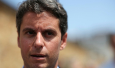 Le candidat à la présidentielle et patron de Renaissance Gabriel Attal lors d'une visite à Landerneau, dans l'ouest de la France, le 23 juillet 2026 ( AFP / FRED TANNEAU )