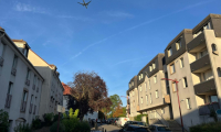 Un avion de ligne passe à basse altitude au-dessus du centre-ville de Gonesse, le 6 septembre 2025 dans le Val-d'Oise ( AFP / Antoine BOYER )