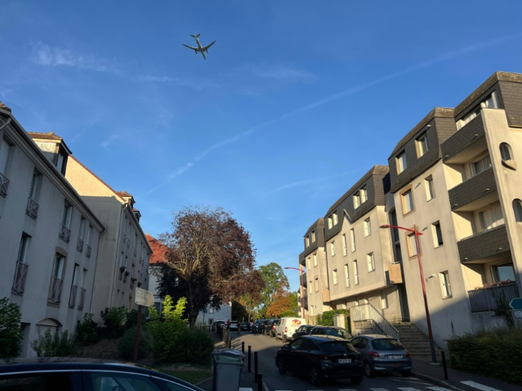 Un avion de ligne passe à basse altitude au-dessus du centre-ville de Gonesse, le 6 septembre 2025 dans le Val-d'Oise ( AFP / Antoine BOYER )