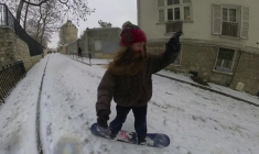 Paris: un homme parcourt Montmartre en snowboard