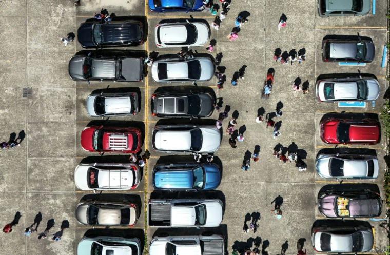 Vue aérienne de personnes évacuées sur le parking de l'Hospital del Niño,  après séisme de magnitude 7,6 a frappé le Panama, le 8 octobre 2026 à Panama City ( AFP / MARTIN BERNETTI )