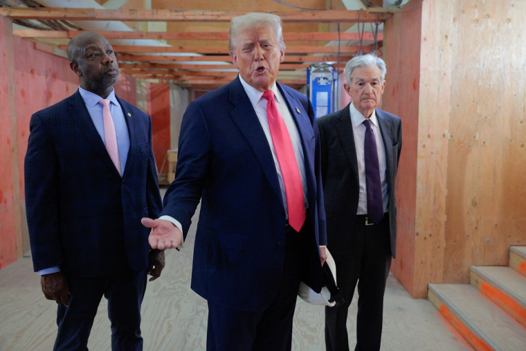 Le président américain Donald Trump s’exprime aux côtés du sénateur républicain Tim Scott (à gauche) et du président de la Réserve fédérale Jerome Powell, lors d’une visite du chantier de rénovation du siège de la Fed, estimé à 2,5 milliards de dollars, le 24 juillet 2025 à Washington. L’administration Trump a critiqué le coût des travaux ainsi que la gestion de Jerome Powell. (crédit : Chip Somodevilla/Getty Images/AFP)