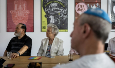 Des réfugiés juifs venus d'Ukraine participent à une réunion du club pour seniors "Parlons-en", le 24 juillet 2025 au centre communautaire juif à Varsovie ( AFP / Wojtek RADWANSKI )