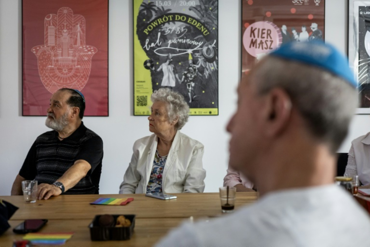 Des réfugiés juifs venus d'Ukraine participent à une réunion du club pour seniors "Parlons-en", le 24 juillet 2025 au centre communautaire juif à Varsovie ( AFP / Wojtek RADWANSKI )