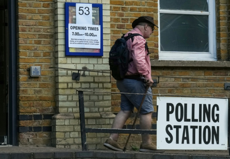 Un homme sort d'un bureau de vote à Londres le 7 mai 2026 ( AFP / CARLOS JASSO )
