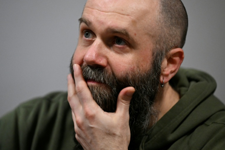 Le meneur du groupe de metal ukrainien "1914", Dmytro Ternouchtchak (nom de scène "Dmytro Koumar") lors d'une interview avec l'AFP avant un concert à Varsovie, le 25 mars 2026 ( AFP / Sergei GAPON )