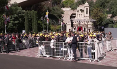À Monaco, des fidèles attendent le pape