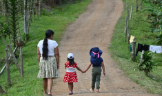 Francia Giraldo, une femme autochtone embera chami et dirigeante communautaire, marche avec ses petites-filles dans une réserve de Pueblo Rico, en Colombie, le 9 avril 2026 ( AFP / Diana SANCHEZ )