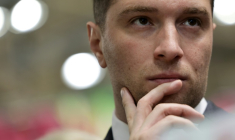 Le président du Rassemblement National (RN), Jordan Bardella, observe les lieux lors de sa visite au Salon de l'Agriculture, à Paris, le 26 février 2026 ( AFP / Ludovic MARIN )