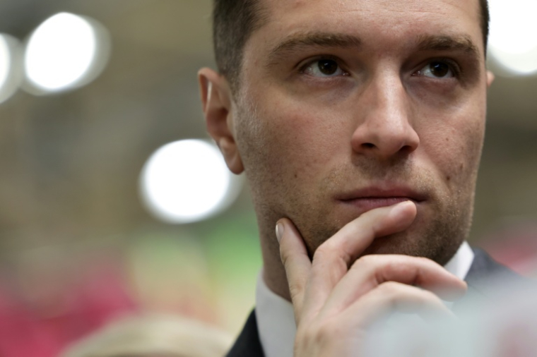 Le président du Rassemblement National (RN), Jordan Bardella, observe les lieux lors de sa visite au Salon de l'Agriculture, à Paris, le 26 février 2026 ( AFP / Ludovic MARIN )