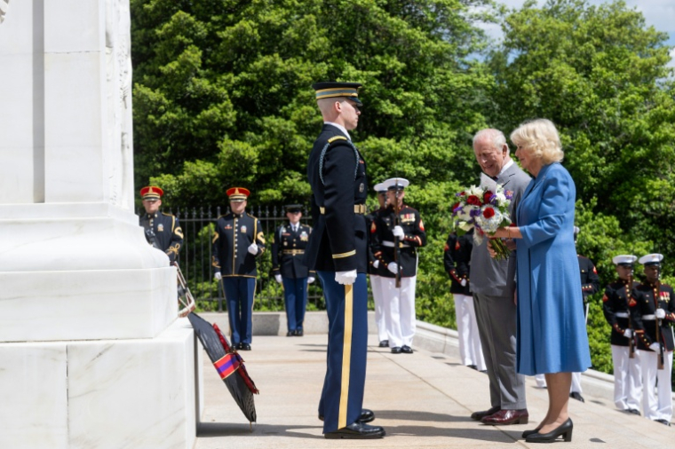 Le roi Charles III et la reine Camilla  déposent des fleurs sur la tombe du soldat inconnu au cimetière national d'Arlington, en Virginie, le 30 avril 2026 ( POOL / SAUL LOEB )