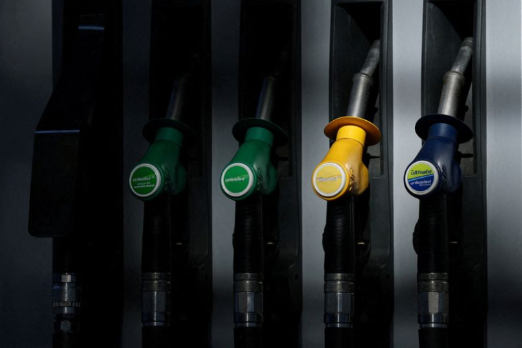 PHOTO D'ARCHIVES : Pompes à essence sans plomb dans une station-service BP à Sydney