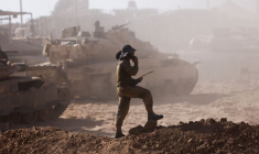 Un soldat israélien vu du côté israélien de la frontière entre Israël et Gaza