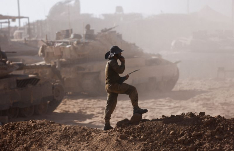 Un soldat israélien vu du côté israélien de la frontière entre Israël et Gaza