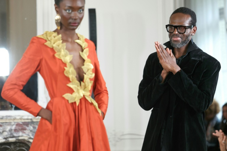 Le styliste camerounais Imane Ayissi à la fin de son défilé haute couture automne-hiver à Paris, le 7 juillet 2025 ( AFP / Thomas SAMSON )