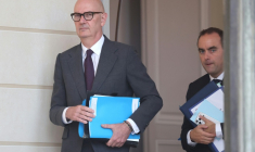 Le ministre de l'Economie Roland Lescure avec à sa droite le Premier ministre Sébastien Lecornu, le 1er octobre 2026, à Paris ( AFP / Ludovic MARIN )