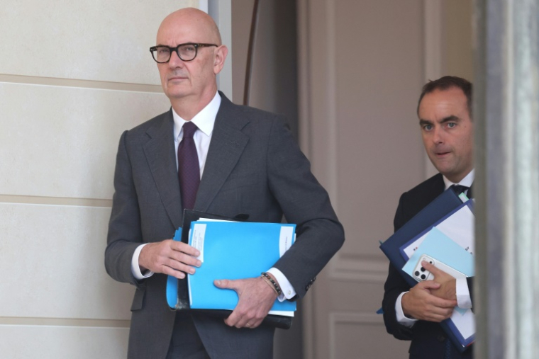 Le ministre de l'Economie Roland Lescure avec à sa droite le Premier ministre Sébastien Lecornu, le 1er octobre 2026, à Paris ( AFP / Ludovic MARIN )