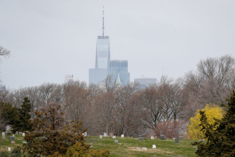 Vue du One World Trade Center et de Manhattan depuis le cimetière de Green-Wood à New York