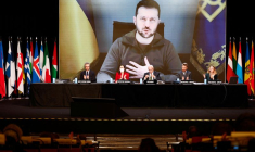 Le président ukrainien Volodymyr Zelenskiy apparaît sur un écran lors d'une Assemblée parlementaire de l'OTAN à Madrid