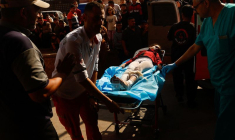 Une enfant palestinienne blessée à la suite de frappes israéliennes est amenée à l'hôpital Nasser à Khan Younis