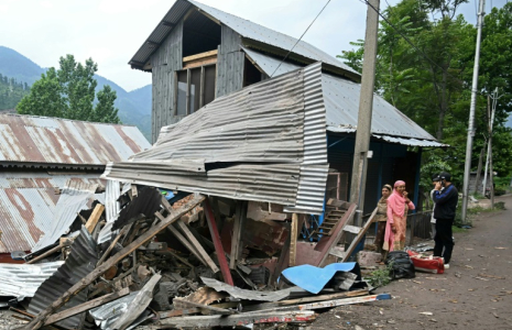 Des habitants devant leur maison détruite par un tir d'artillerie pakistanais à Uri, dans les environs de Srinagar, en Inde, le 9 mai 2025 ( AFP / TAUSEEF MUSTAFA )