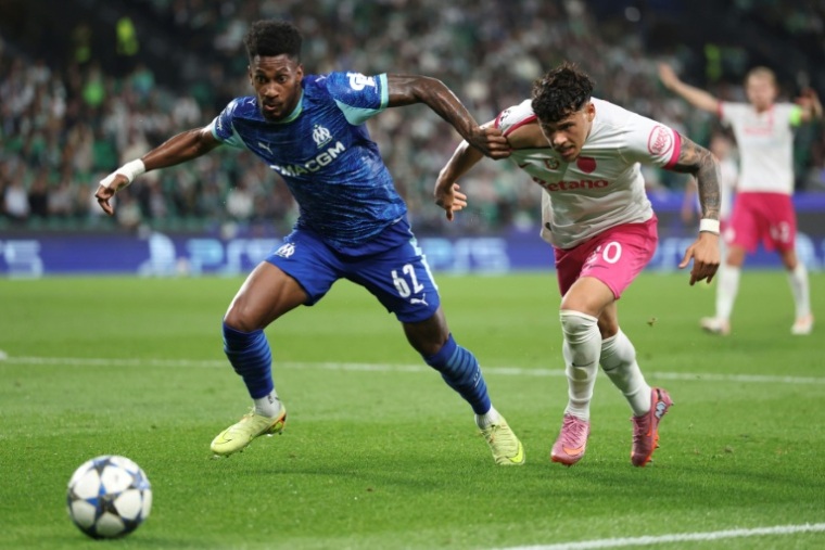 Le défenseur de Marseille Michael Murillo (g) et le milieu du Sporting Portugal Maximiliano Araujo lors de la victoire portugaise 2-1 en Ligue des champions, le 22 octobre 2025 à Lisbonne ( AFP / PATRICIA DE MELO MOREIRA )