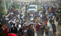 Des Palestiniens déplacés transportent des fournitures de secours distribuées par la Fondation humanitaire de Gaza (GHF), soutenue par les États-Unis, dans le centre de la bande de Gaza, le 8 juin 2025 ( AFP / Eyad BABA )