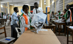 Une représentante de la commission électorale vide une urne pour le dépouillement des votes de la présidentielle ivoirienne, le 25 octobre 2025 à Abidjan ( AFP / Sia KAMBOU )
