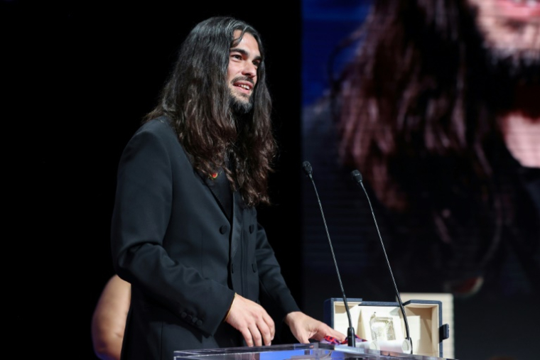 Le réalisateur franco-espagnol Oliver Laxe reçoit le Prix du Jury pour son film "Sirat" au festival de Cannes le 24 mai 2025, à Cannes dans les Alpes-Maritimes ( AFP / Valery HACHE )