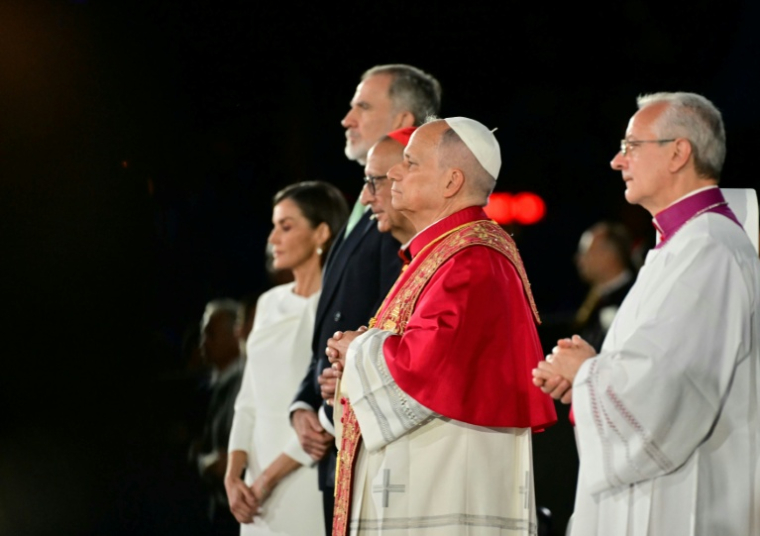 Le pape Léon XIV, le roi Felipe VI d'Espagne et la reine Letizia assistent à l'inauguration de la tour Jésus-Christ à Barcelone, le 10 juin 2026 ( AFP / Stefano RELLANDINI )