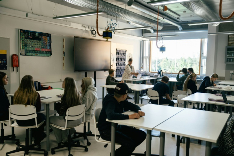 Des élèves pendant un cours de l'enseignante Annika Railila, professeure de chimie au collège Kungsvägens skola, le 21 août 2025 à Sipoo, en Finlande ( AFP / Alessandro RAMPAZZO )