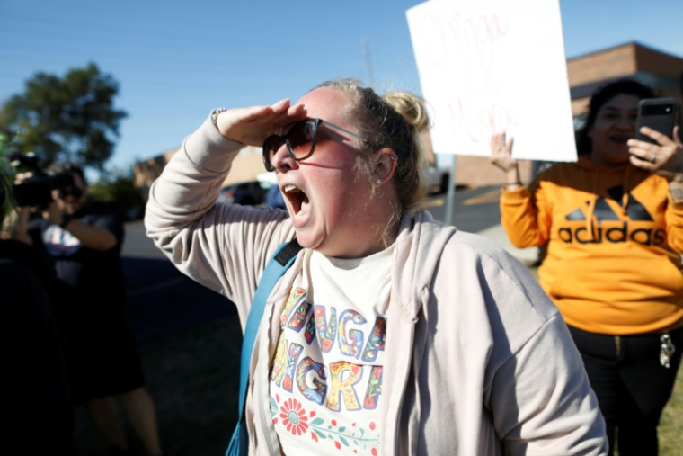 Une manifestante, Kate Madrigal, devant un centre de la police de l'immigration américaine (ICE) en banlieue de Chicago, le 9 octobre 2025 ( AFP / OCTAVIO JONES )