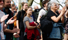 Des militants pour le climat bloquent l'autoroute A12 à La Haye