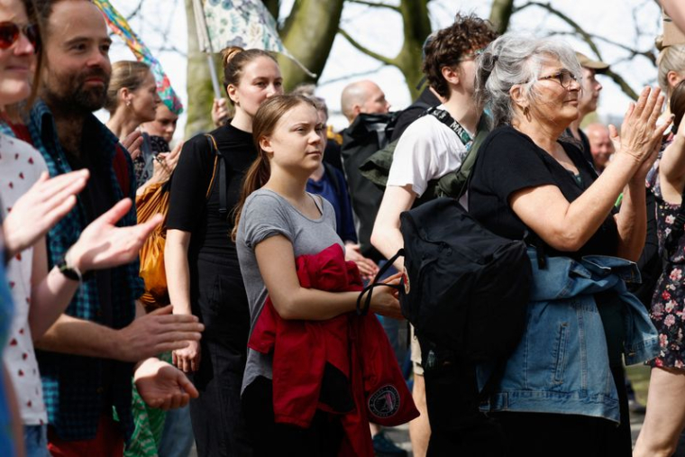 Des militants pour le climat bloquent l'autoroute A12 à La Haye