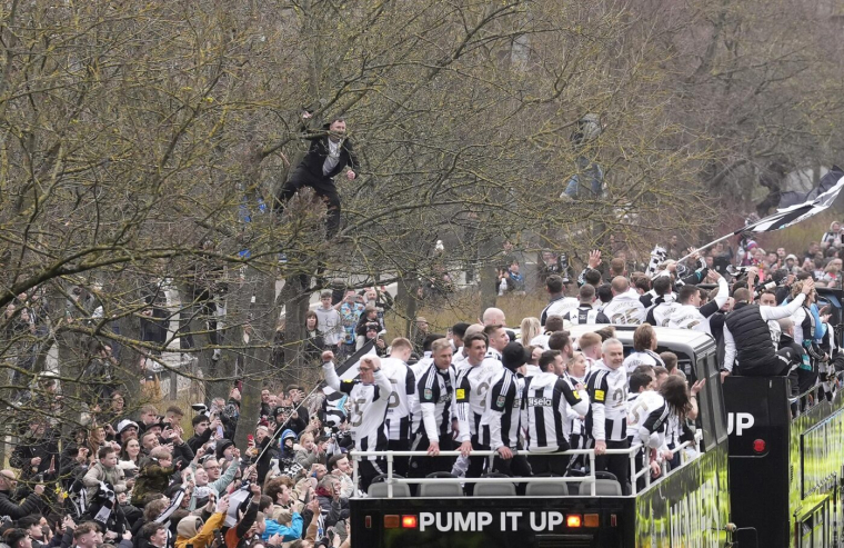 Interdit de stade par son club, un supporter se réfugie dans un arbre