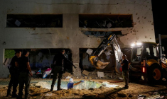 Un bâtiment scolaire touché par un missile tiré depuis l'Iran, dans le centre d'Israël