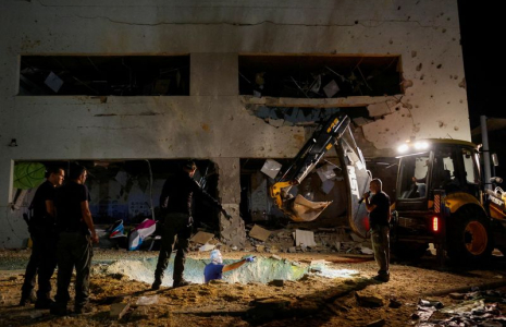 Un bâtiment scolaire touché par un missile tiré depuis l'Iran, dans le centre d'Israël