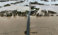Vue aérienne de la Garonne en crue à Tonneins, dans le Lot-et-Garonne, le 13 février 2026 ( AFP / Christophe ARCHAMBAULT )