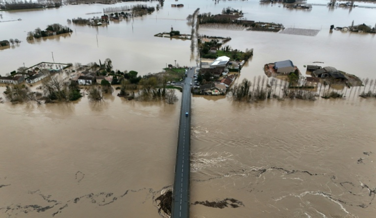 Vue aérienne de la Garonne en crue à Tonneins, dans le Lot-et-Garonne, le 13 février 2026 ( AFP / Christophe ARCHAMBAULT )